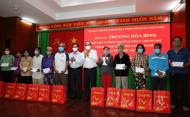 Phó Thủ tướng Thường trực thăm, tặng quà Tết người dân nghèo tỉnh Sóc Trăng - ảnh 3